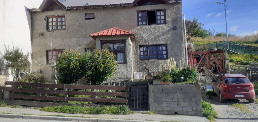 Casa más departamento en Soberanía Nacional 2799